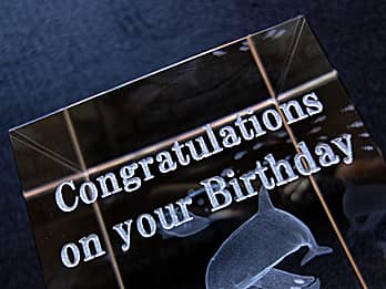 �a�����v���[���g�p�̃K���X���I�u�W�F�̑��ʂɒ��������A�uCongratulations on your Birthday�v�̃N���[�Y�A�b�v�摜