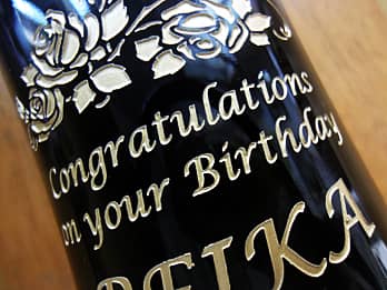 �a�����v���[���g�p�̃��C���̃{�g�����ʂɒ��������A�uCongratulations on your Birthday�v�̃N���[�Y�A�b�v�摜