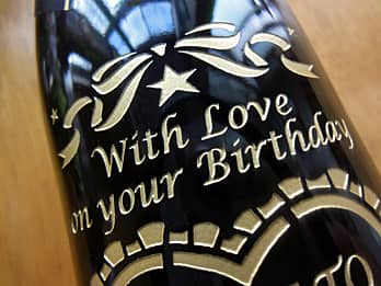 �a�����v���[���g�p�̃V�����p���̃{�g�����ʂɒ��������A�uWith Love on your Birthday�v�̃N���[�Y�A�b�v�摜
