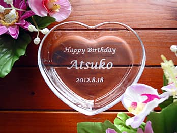 �uHappy Birthday�A���鑊��̖��O�A�a�����̓��t�v�𒤍������A�a�����v���[���g�p�̃n�[�g�`�̃K���X����������