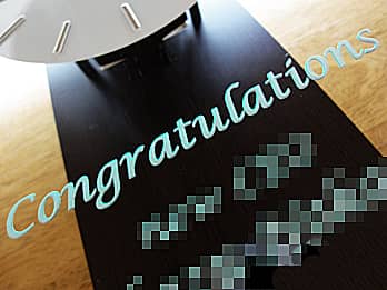 �a�����v���[���g�p�̊|�����v�̑O�ʃK���X�ɒ��������A�uCongratulations�v�̃N���[�Y�A�b�v�摜