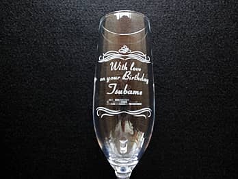 �uWith love on your birthday�A���鑊��̖��O�A�a�����̓��t�v�𑤖ʂɒ��������A�a�����v���[���g�p�̃V�����p���O���X