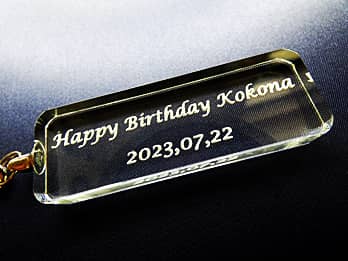 �uHappy Birthday�A���鑊��̖��O�A�a�����̓��t�v�𒤍������A�a�����v���[���g�p�̃K���X���L�[�z���_�[