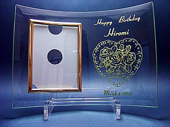 �uHappy Birthday�A���鑊��̖��O�A�a�����̓��t�v�𒤍������A�a�����v���[���g�p�̃K���X���ʐ^����