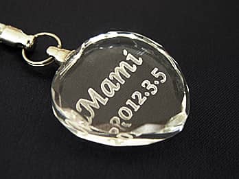 �a�����v���[���g�p�̃X�g���b�v�̃K���X���ɒ��������A�u���鑊��̖��O�ƒa�����̓��t�v�̃N���[�Y�A�b�v�摜