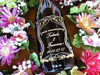 �u1year anniversary�A�U�ߗl�Ɖ����܂̖��O�A�����L�O���̓��t�v���{�g�����������A�����L�O���̃v���[���g�p�̃V�����p��