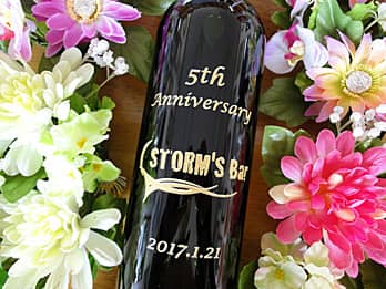 �u5th anniversary�A���X�̃��S�A���N���̓��t�v���{�g�����ʂɒ��������A���N�j���p�̃��C��