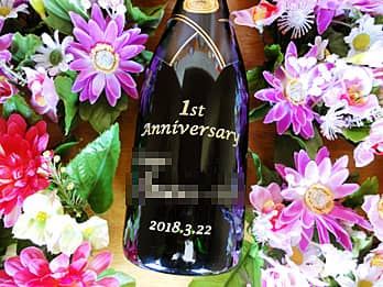 �u1st anniversary�A�����܂ƒU�ߗl�̖��O�v���{�g�����ʂɒ��������A�����L�O���̃v���[���g�p�̃V�����p��