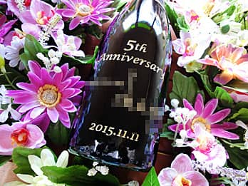 �u5th anniversary�A�����܂̖��O�A�����L�O���̓��t�v���{�g�����ʂɒ��������A�����L�O���̃v���[���g�p�̃V�����p��