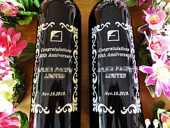 ��Ђ̃��S�}�[�N���{�g�����ʂɒ����������N�j���p�̃��C��