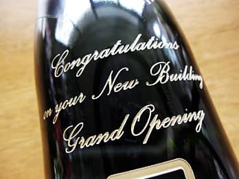 �v�H�j���p�̃V�����p���{�g�����ʂɒ��������A�uCongratulations on your new building�v�uGrand opening�v�̃N���[�Y�A�b�v�摜