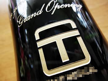 �V�����p���{�g���̑��ʂɒ��������A��Ђ̃��S�}�[�N�̃N���[�Y�A�b�v�摜