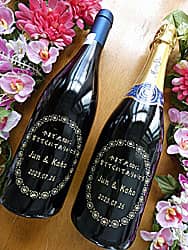 「今まで大切に育ててくれてありがとう、新郎新婦の名前、結婚式の日付」を彫刻した、両親に贈呈するワインとシャンパン