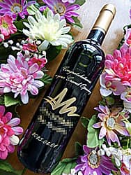 「Congratulations on your grand opening、ロゴマーク、開店日の日付」を彫刻したスポーツジムの開店祝いのワイン