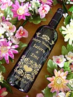 「Happy wedding、新郎と新婦の名前」を彫刻した、友人の結婚祝い用のワインボトル