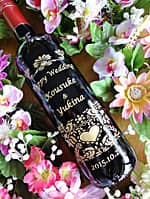 「Happy wedding、新郎と新婦の名前」を彫刻した、同僚の結婚祝い用のワインボトル