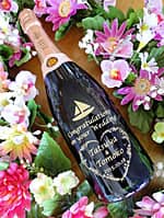 「ヨットのイラスト、Congratulations on your wedding、新郎と新婦の名前」を彫刻した、同僚の結婚祝い用のシャンパンボトル