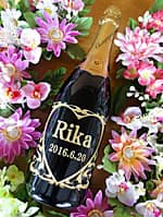 彼女の名前と誕生日を側面に彫刻した、彼女への誕生日プレゼント用のシャンパンボトル