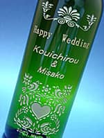 「Happy wedding、新郎新婦の名前」を彫刻した、会社の同僚の結婚祝い用のワインボトル