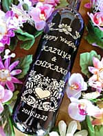 「Happy wedding、新郎と新婦の名前」を彫刻した、同僚の結婚祝い用のワインボトル