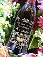 「With Love on your 35th birthday、名前、誕生日」を彫刻した、彼氏への誕生日プレゼント用のシャンパンボトル