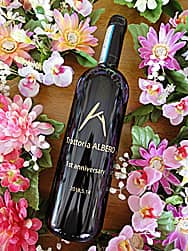 �u���X�̃}�[�N�v�Ɓu1st anniversary�A���t�v�𑤖ʂɒ��������A���H�X�̎��N�j���p�̃��C���{�g��