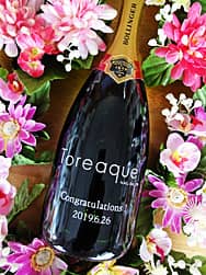 「お店のロゴ」と「Congratulations、オープン日」を彫刻した、開店祝い用のシャンパンボトル