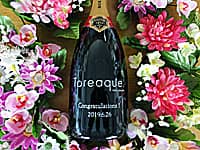 「お店のロゴ」と「Congratulations、オープン日」を彫刻した、開店祝い用のシャンパンボトル