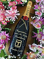 「Congratulations on your new building. Grand opening. 」と「会社のロゴマーク」を彫刻した、新社屋の竣工祝い用のシャンパンボトル