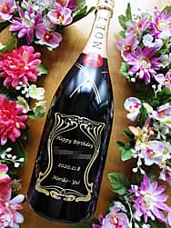 誕生日プレゼント用のシャンパン(Happy Birthday、贈る相手の名前、誕生日の日付、贈り主の名前を、シャンパンボトル側面に彫刻)