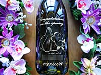 飲食店の開店祝い用のワイン(お店のロゴマーク、Congratulations on the opening、開店日の日付をボトル側面に彫刻)