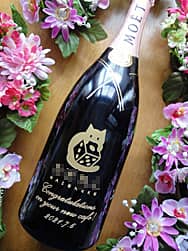 カフェの開店祝い用のシャンパン(カフェのロゴマーク、Congratulations on your new cafe! をボトル側面に彫刻)