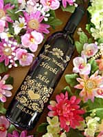 「Happy wedding、新郎と新婦の名前、日付」を彫刻した、友人の結婚祝い用のワインボトル