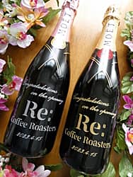 「Congratulations on the opening、開業日の日付」と「カフェのロゴ」をボトル側面に彫刻した、カフェの開業祝い用のシャンパン