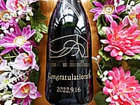 「美容室のロゴマーク、Congratulations、開店日の日付」をボトル側面に彫刻した、美容室の開店祝い用のシャンパン