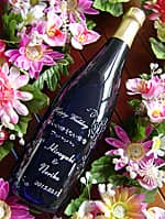 「Happy wedding、新郎と新婦の名前」を彫刻した、友人の結婚祝い用のワインボトル