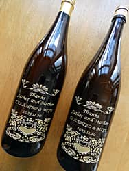 「Thanks Father and Mother、新郎と新婦の名前、結婚式の日付」を一升瓶の側面に彫刻した、新郎と新婦からそれぞれの両親へ贈る日本酒