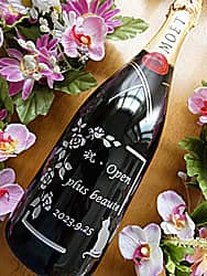 「祝・Open、エステサロンの名前、開業日の日付」をボトル側面に彫刻した、エステサロンの開業祝い用のシャンパン