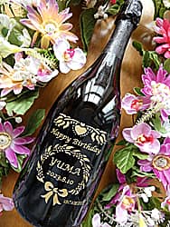 Happy Birthday、贈る相手の名前、誕生日の日付をボトル側面に彫刻した、誕生日プレゼント用のシャンパン