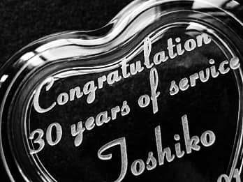 �i�N�Α��\���p�̃K���X����������̊W�ɒ��������A�Α��N���Ɖi�N�Α��҂̖��O�̊g��摜