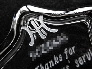 �K���X����������̊W�ɒ��������A���S�}�[�N�̃N���[�Y�A�b�v�摜