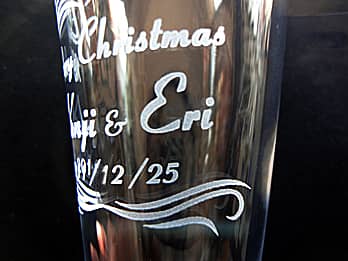 �N���X�}�X�v���[���g�p�̃O���X���ʂɒ��������A�uMerry Christmas�A�U�ߗl�Ɖ����܂̖��O�A�N���X�}�X�̓��t�v�̃N���[�Y�A�b�v�摜