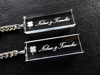 �K���X�̏��蕔�ɃJ�b�v���̖��O�𒤍������A�N���X�}�X�v���[���g�p�̃y�A�L�[�z���_�[