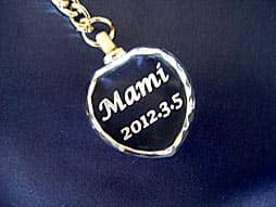 彼女の名前と日付を彫刻した、誕生日プレゼント用のガラス製キーホルダー