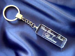 店名とキャッチコピーを彫刻した、開店祝い用のガラス製キーホルダー