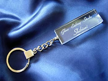 �N���X�^���K���X���̏��蕔�ɁA��Ж��𒤍������n���L�O�i�p�̃L�[�z���_�[