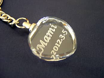 �N���X�^���K���X���̏��蕔�ɁA���O�ƒa�����̓��t�𒤍������a�����v���[���g�p�̃L�[�z���_�[