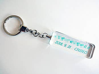 �K���X���̏��蕔���ɁA�u�����܁A���t�A��܎҂̖��O�v�𒤍������ܕi�p�̃L�[�z���_�[