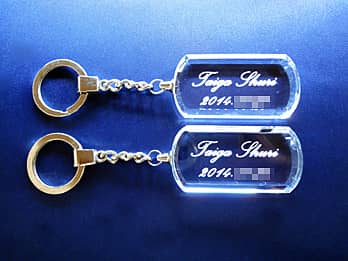 �h�b�O�^�O�`�̃K���X���Ɂu�J�b�v���̖��O�ƃo�����^�C���f�[�̓��t�v�𒤍������A�o�����^�C���f�[�̃v���[���g�p�̃y�A�̃L�[�z���_�[