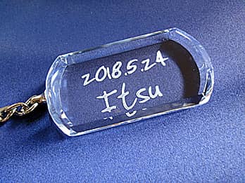 �K���X���̏��蕔�Ɂu���鑊��̖��O�ƒa�����̓��t�v�𒤍������A�a�����v���[���g�p�̃L�[�z���_�[